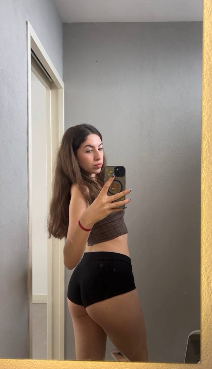 Amber in her underwear in Jaipur