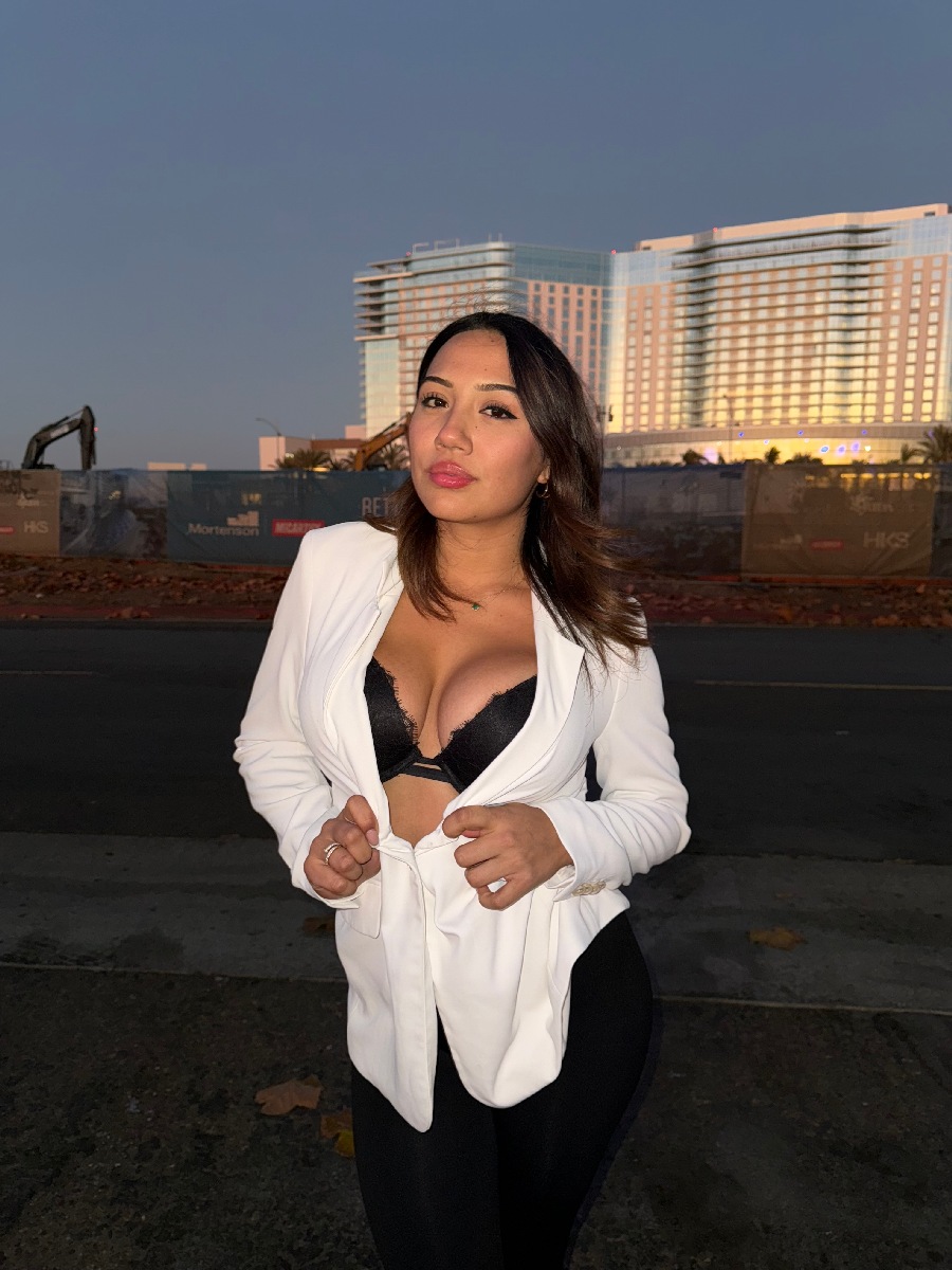 Take a pause and enjoy Ali Cruz — streaming from Jaipur